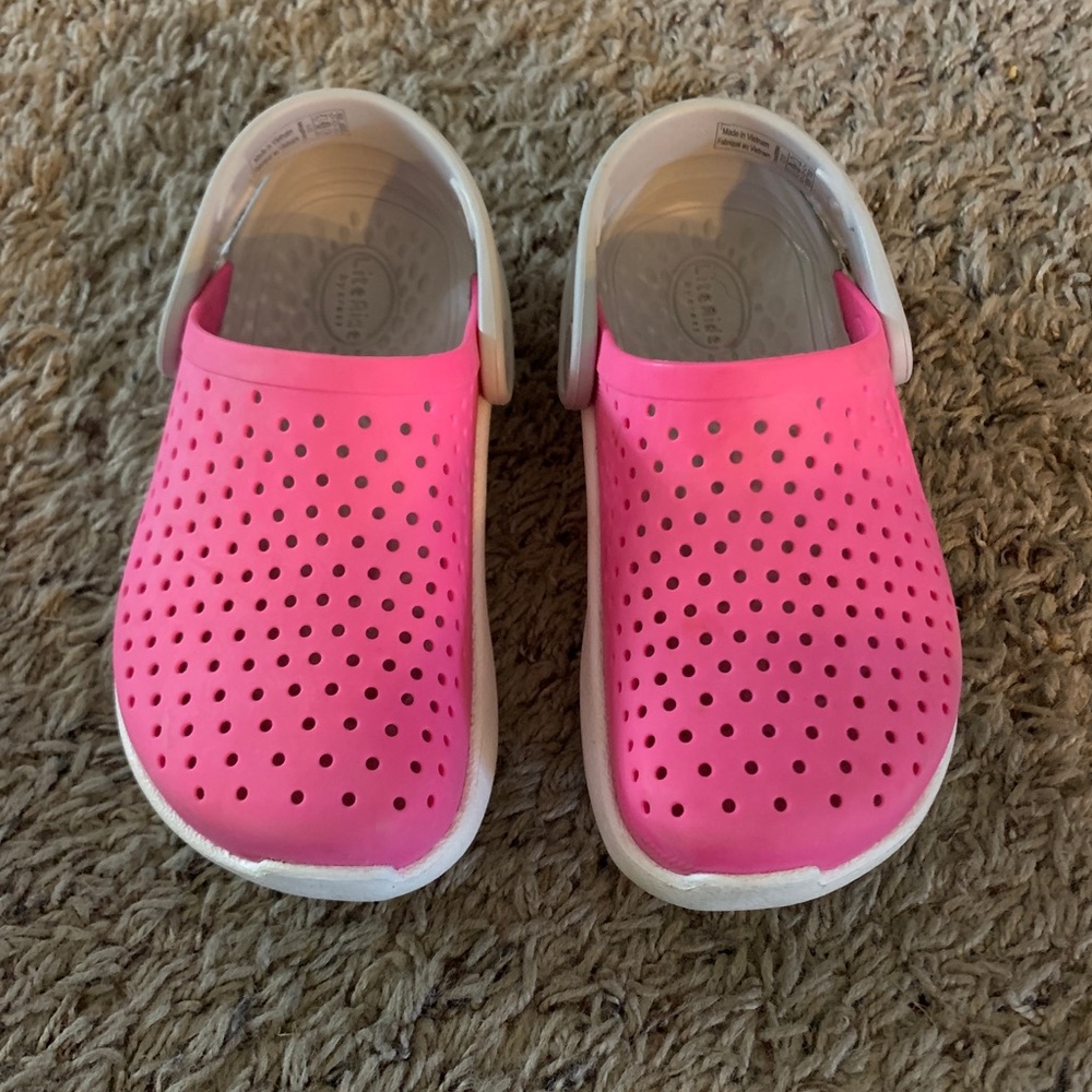 Girls crocs pink